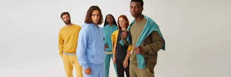 Team in gemeinsamer bedruckter Teamwear als Symbol für gelungene Teamentwicklung