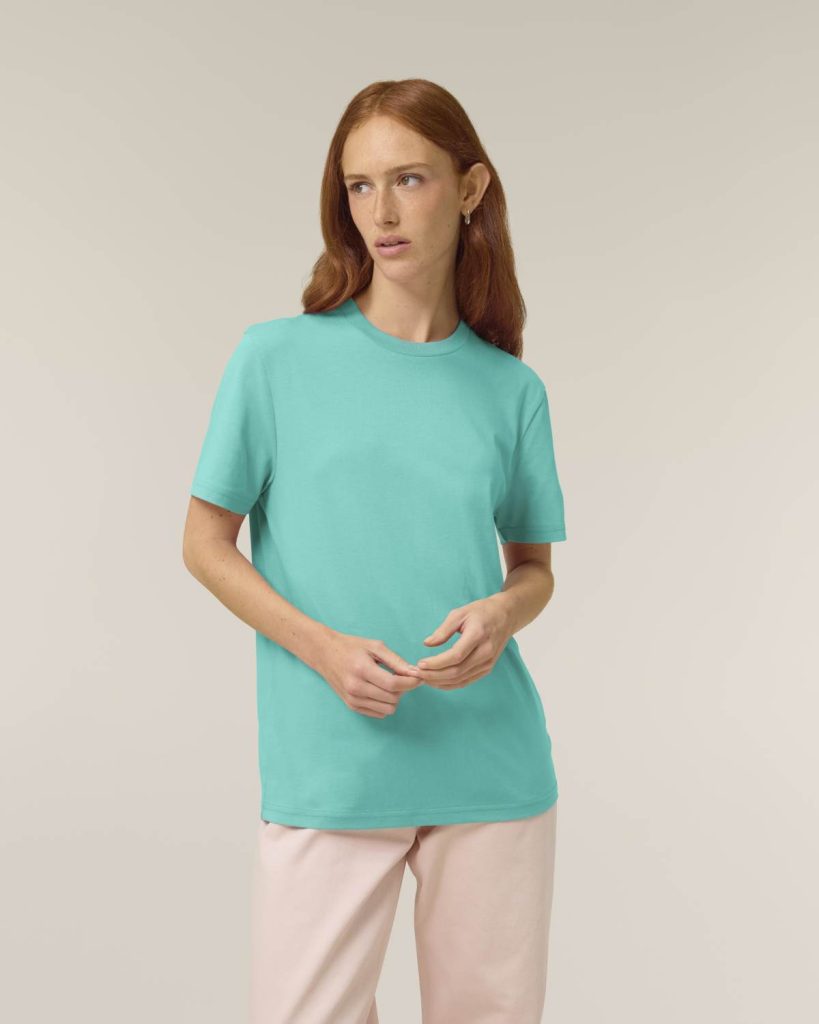 Frau im T-Shirt Creator 2.0 in Pool Blue, zum Bedrucken mit Logo