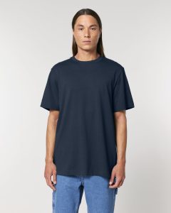 Mann im navyblauen T-Shirt Sparker 2.0 von Stanley/Stella